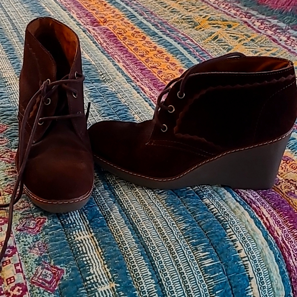 Women's size 8 suede boots